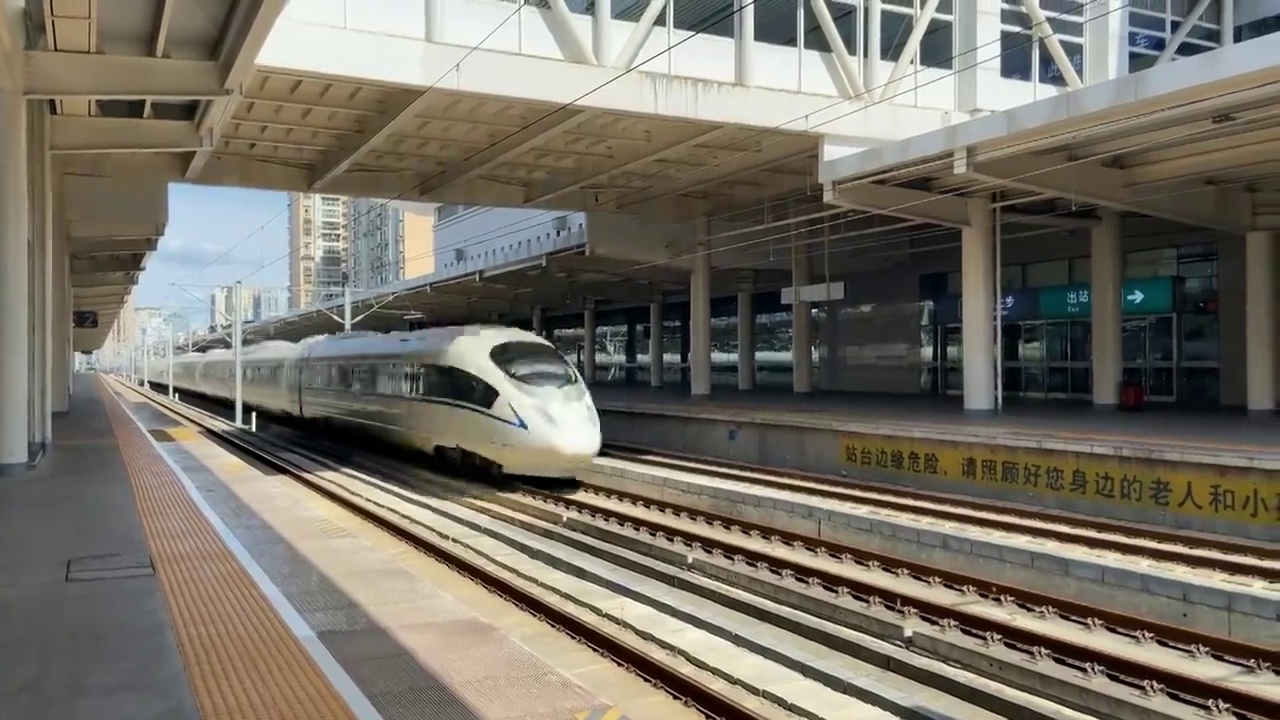 绵阳火车站和谐号动车通过视频视频下载