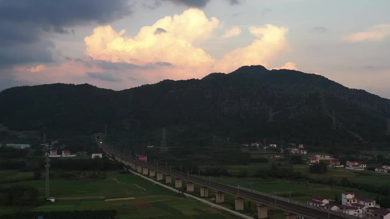 落日余晖中行驶在田野大地的高速列车视频素材