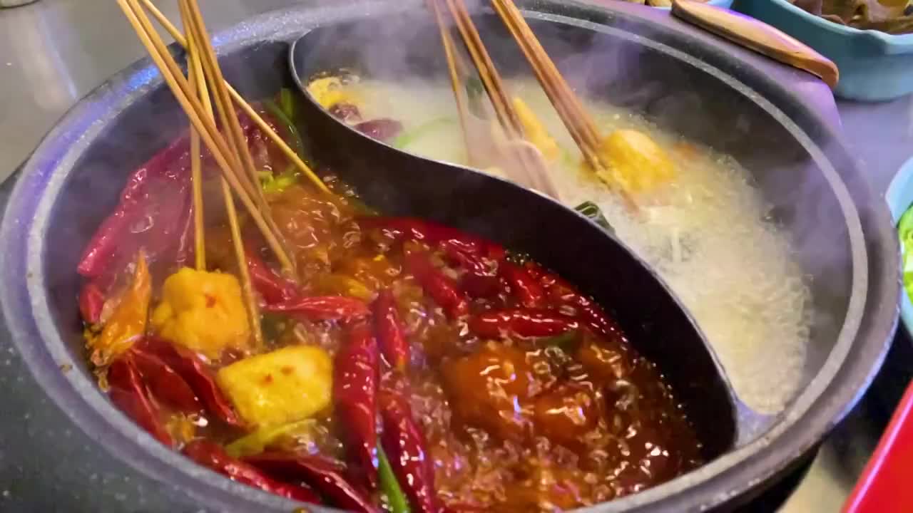 成都小吃串串锅香辣美食涮涮锅视频素材