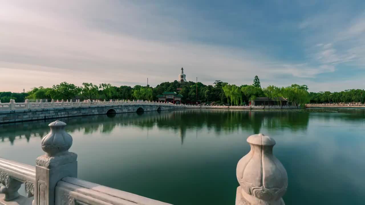 北京北海公园永安桥湖畔流云晚霞倒影的大范围延时视频素材