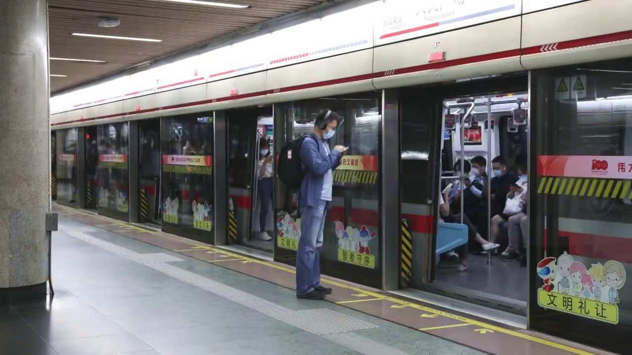 上海地铁站车站月台人流人群延时视频素材