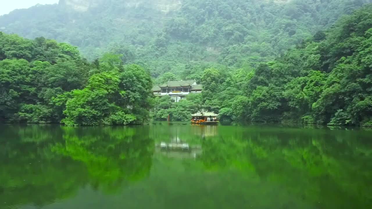 四川省青城山景区月城湖美景视频下载