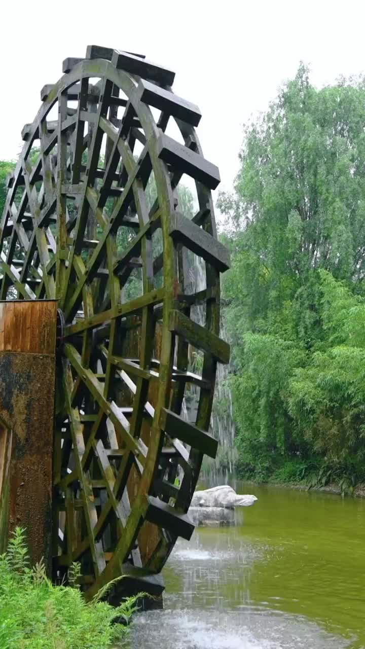 中国四川省乐山市嘉定坊景区的水车视频素材