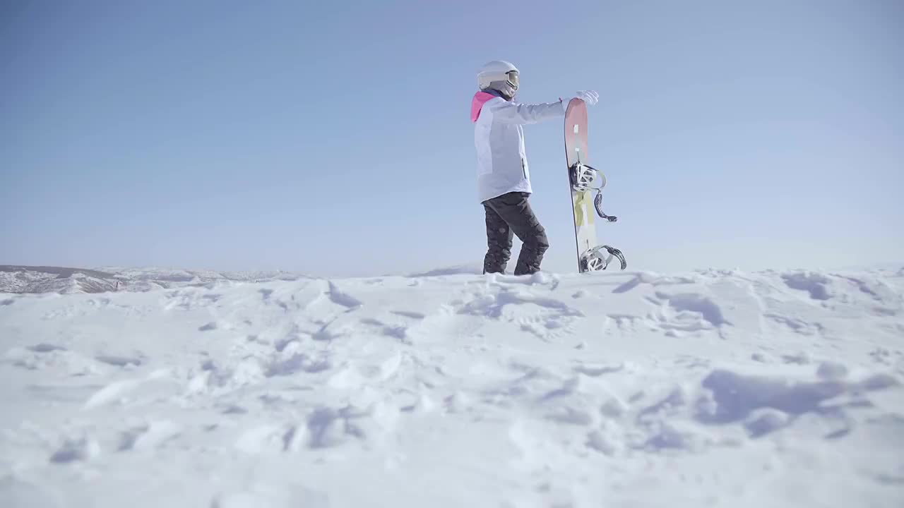 年轻女子户外滑雪视频素材