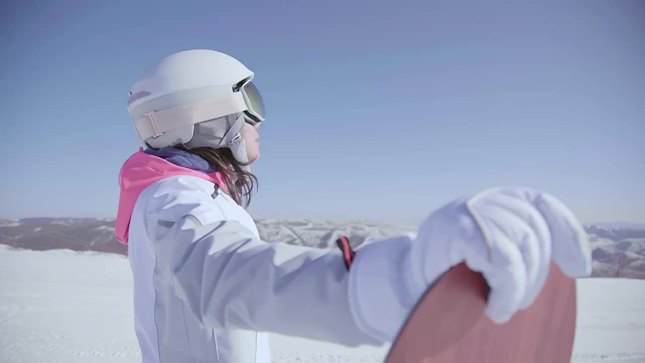 年轻女子户外滑雪视频素材