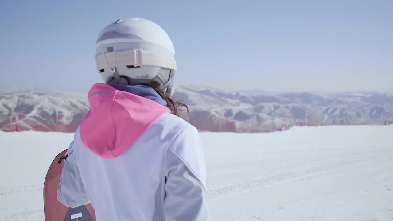 年轻女子在滑雪场使用手机视频素材