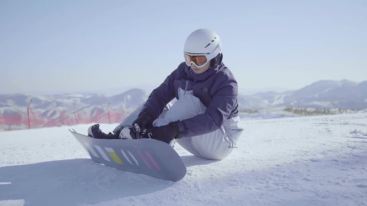 年轻男子户外滑雪视频素材