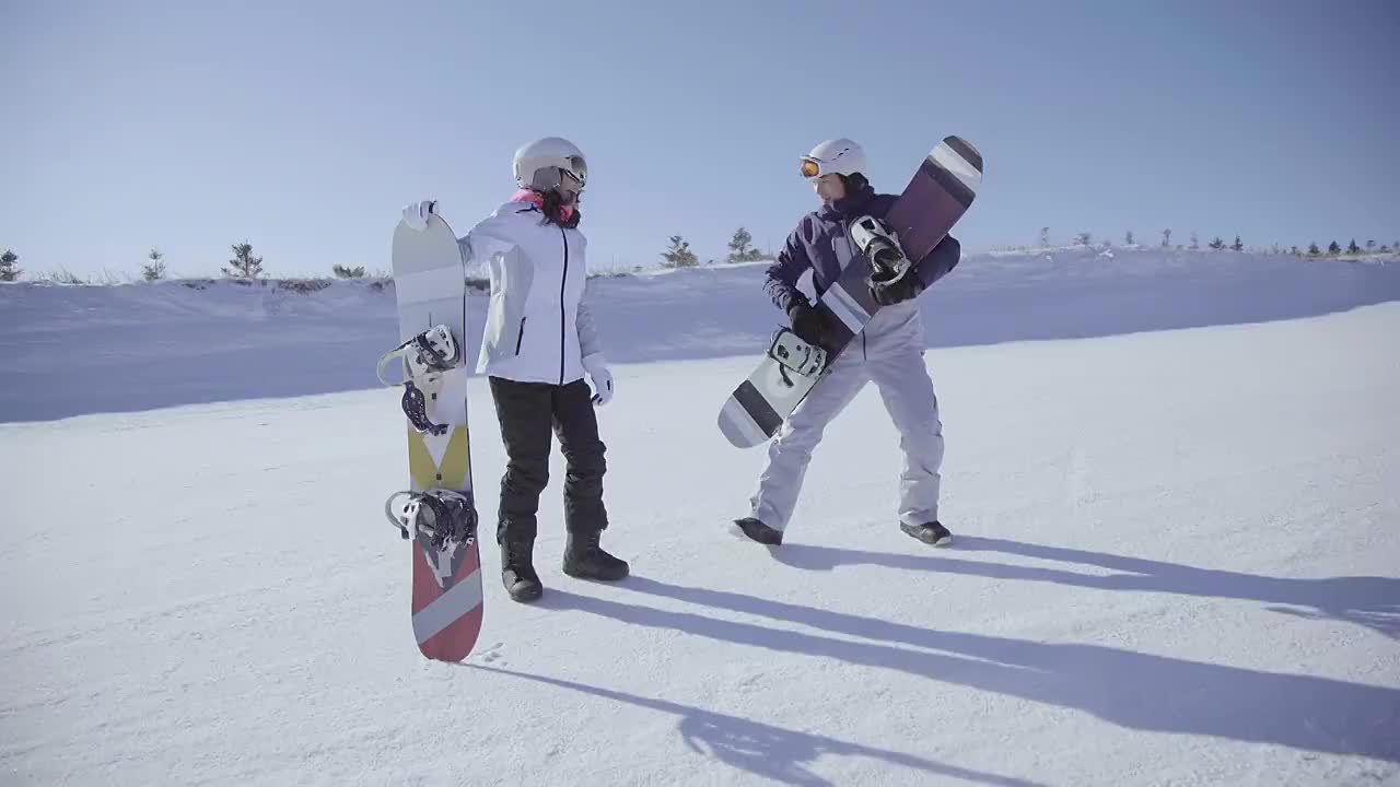 年轻情侣户外滑雪视频素材