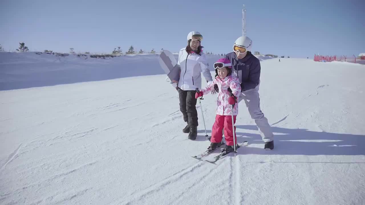 年轻父母教女儿滑雪视频素材