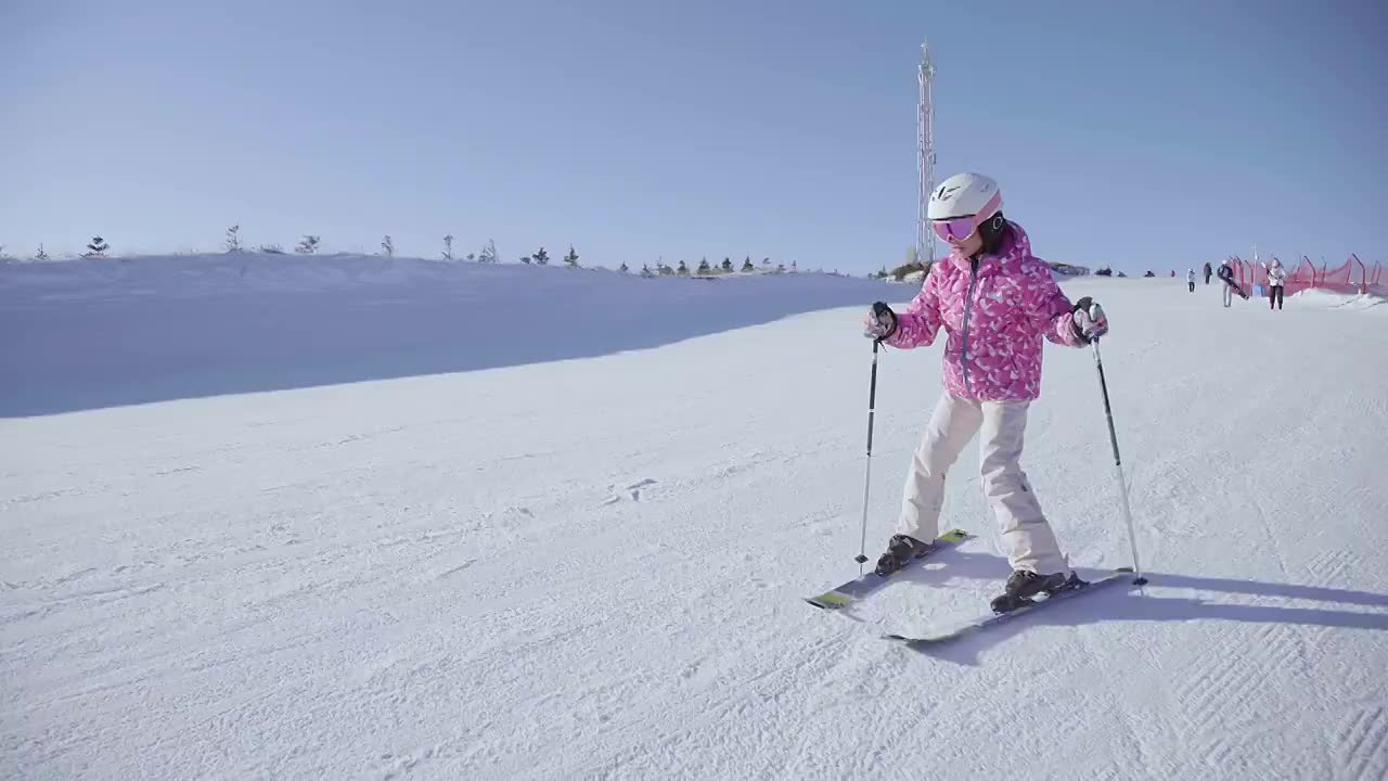 小女孩在滑雪场滑雪视频素材