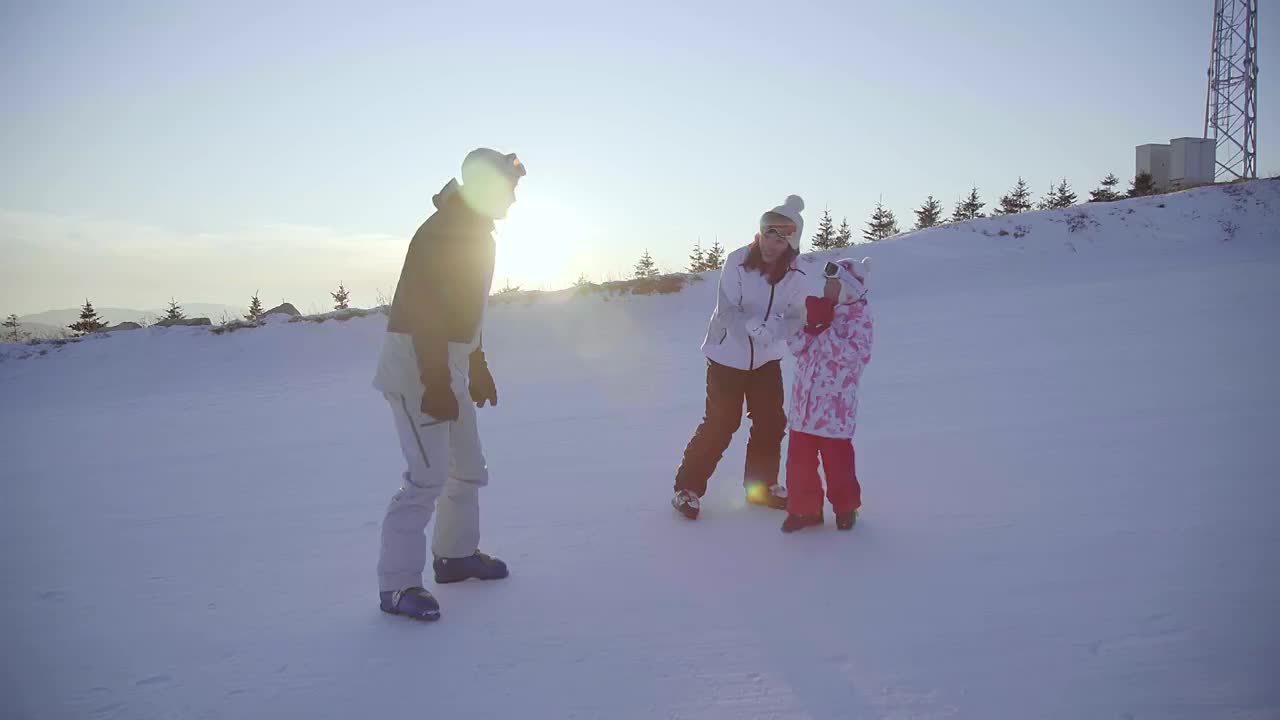 年轻家庭在滑雪场玩视频素材