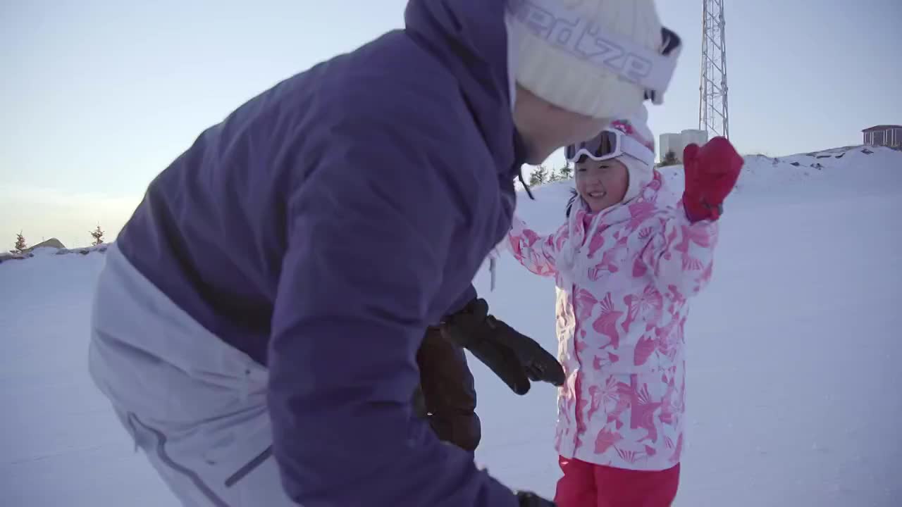 年轻家庭在滑雪场玩视频素材