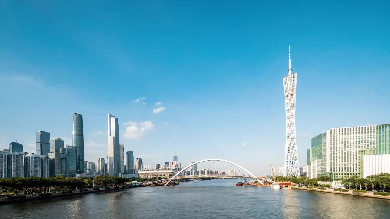 广州珠江新城CBD与新建的人行桥滨水景观视频素材