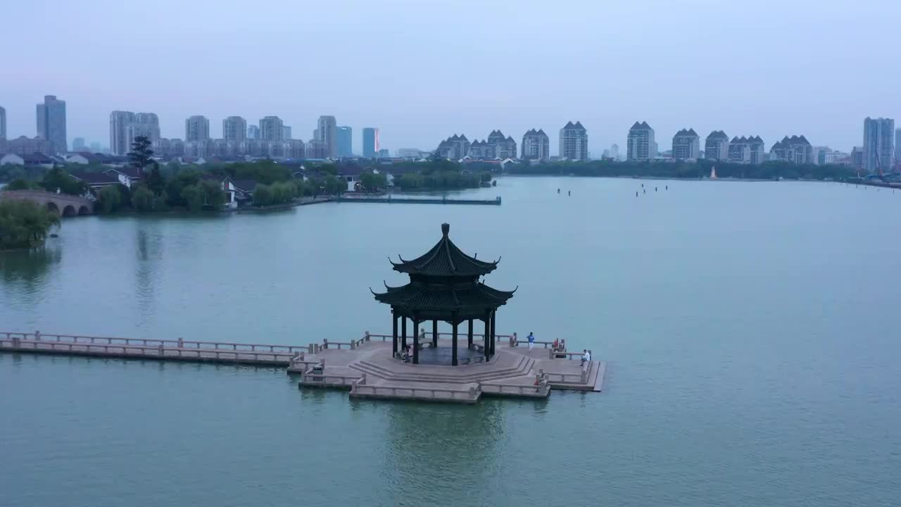 苏州园区金鸡湖上的湖心亭风景视频素材