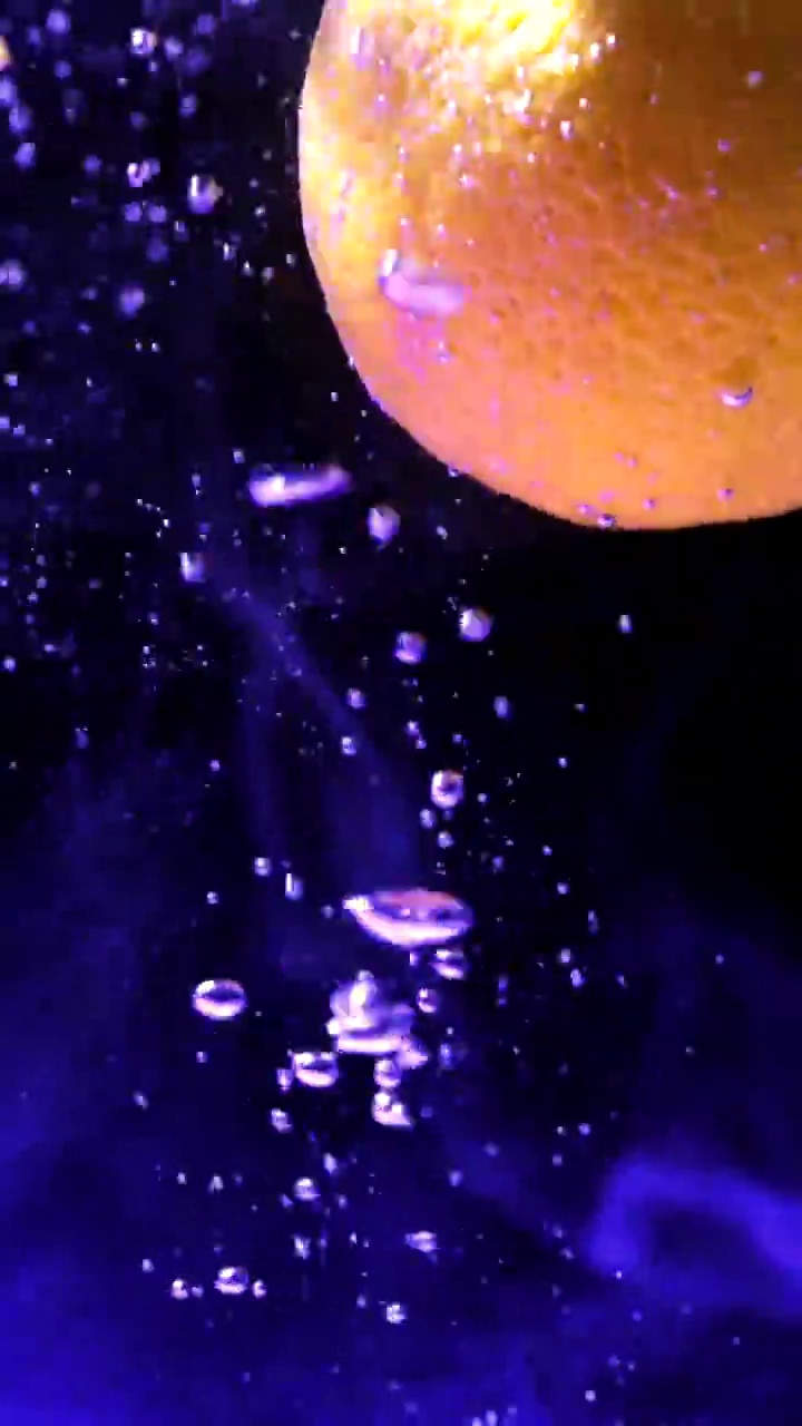 紫色烟雾水中柠檬特写视频素材