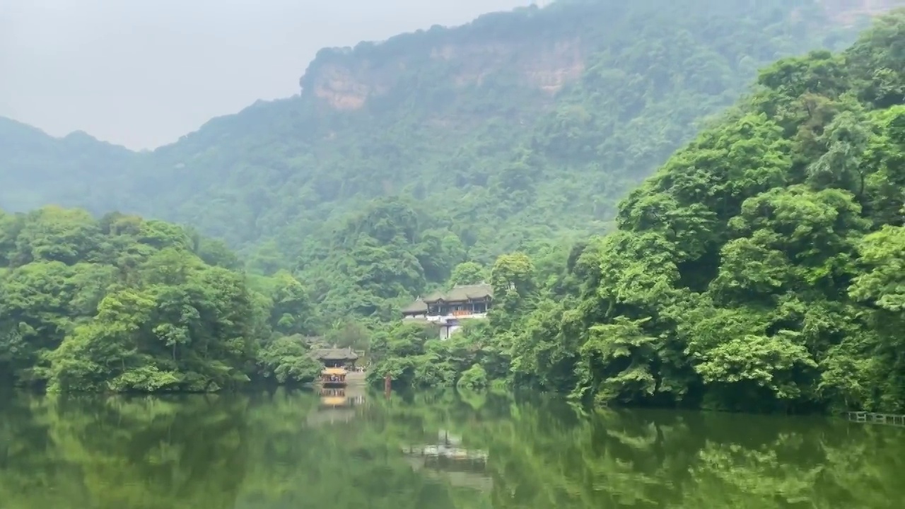 四川省青城山景区月城湖美景视频下载