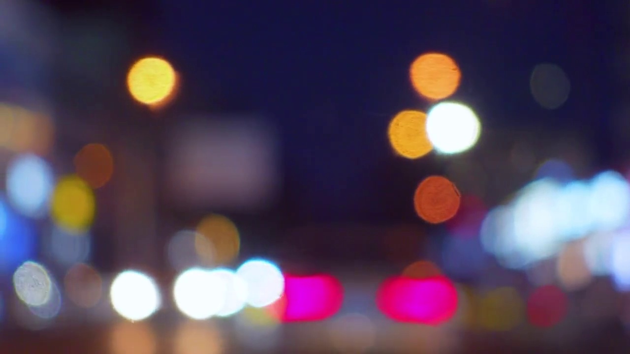 唯美街道五彩霓虹灯散焦光斑视频素材