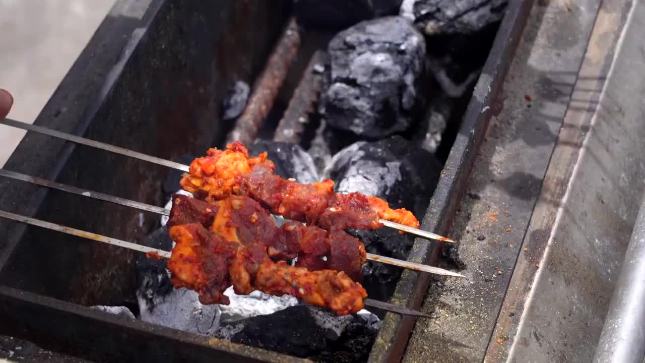 青藏高原青海雪山下的羊肉烧烤视频下载
