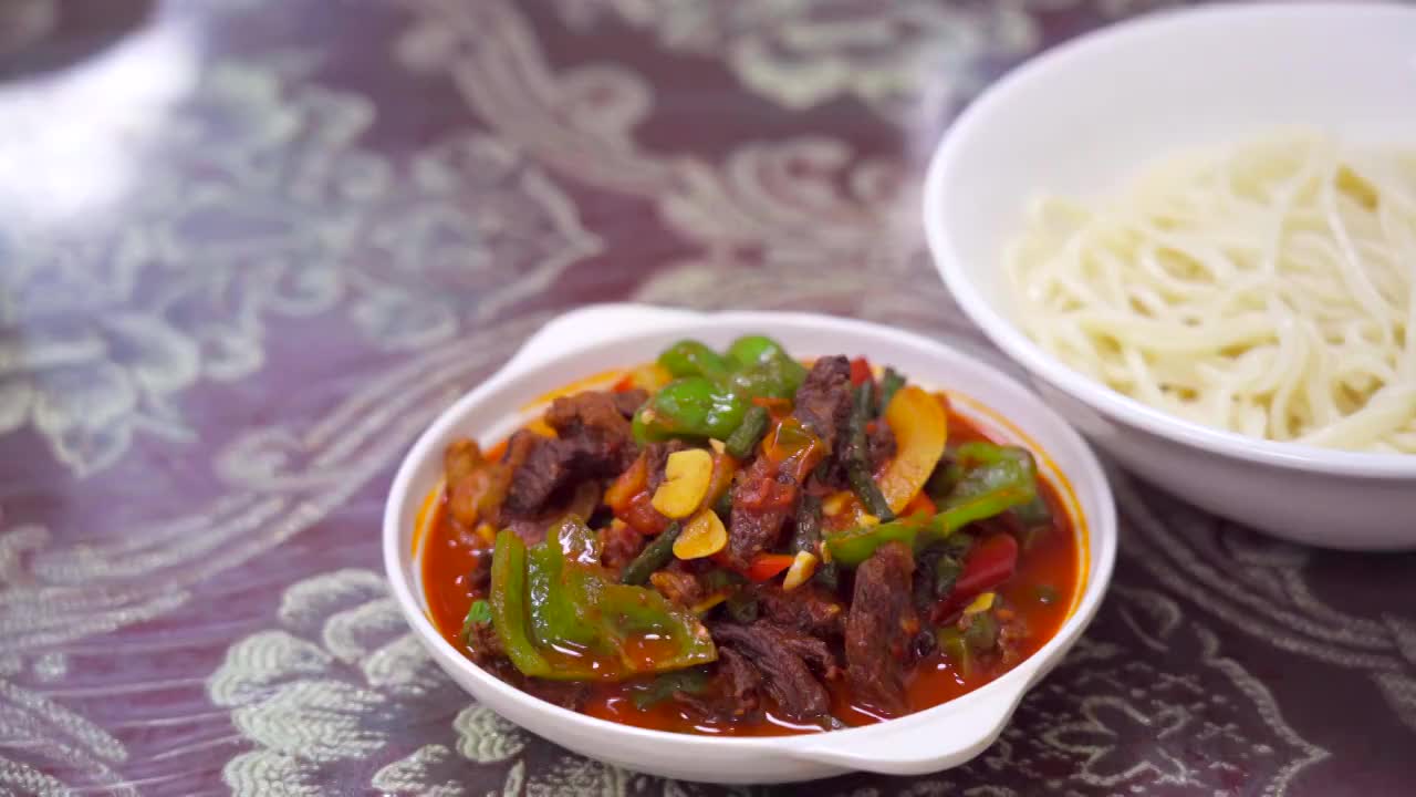 新疆特色传统美食过油肉拌面视频素材