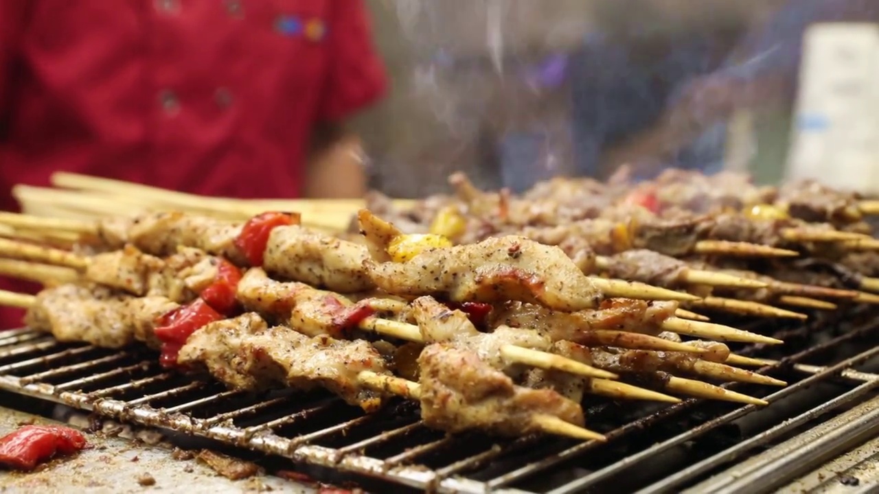 传统特色美食小吃烤肉串特写视频素材