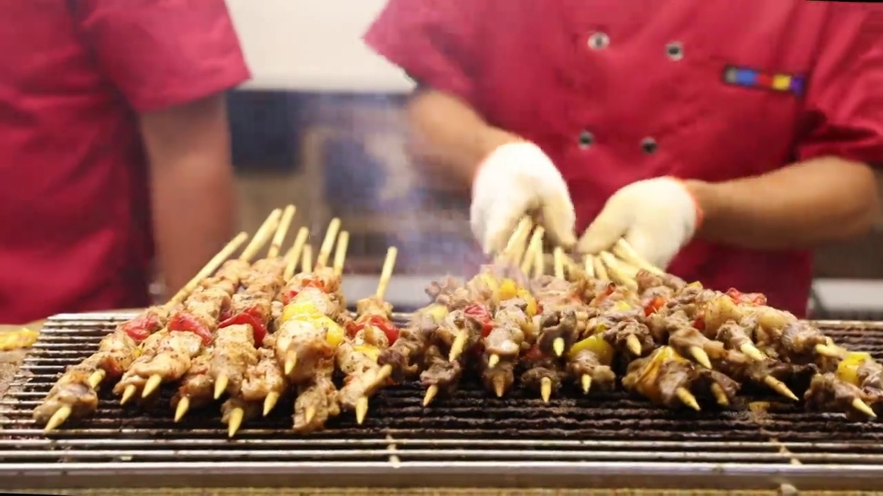 传统特色美食小吃烤肉串特写视频素材