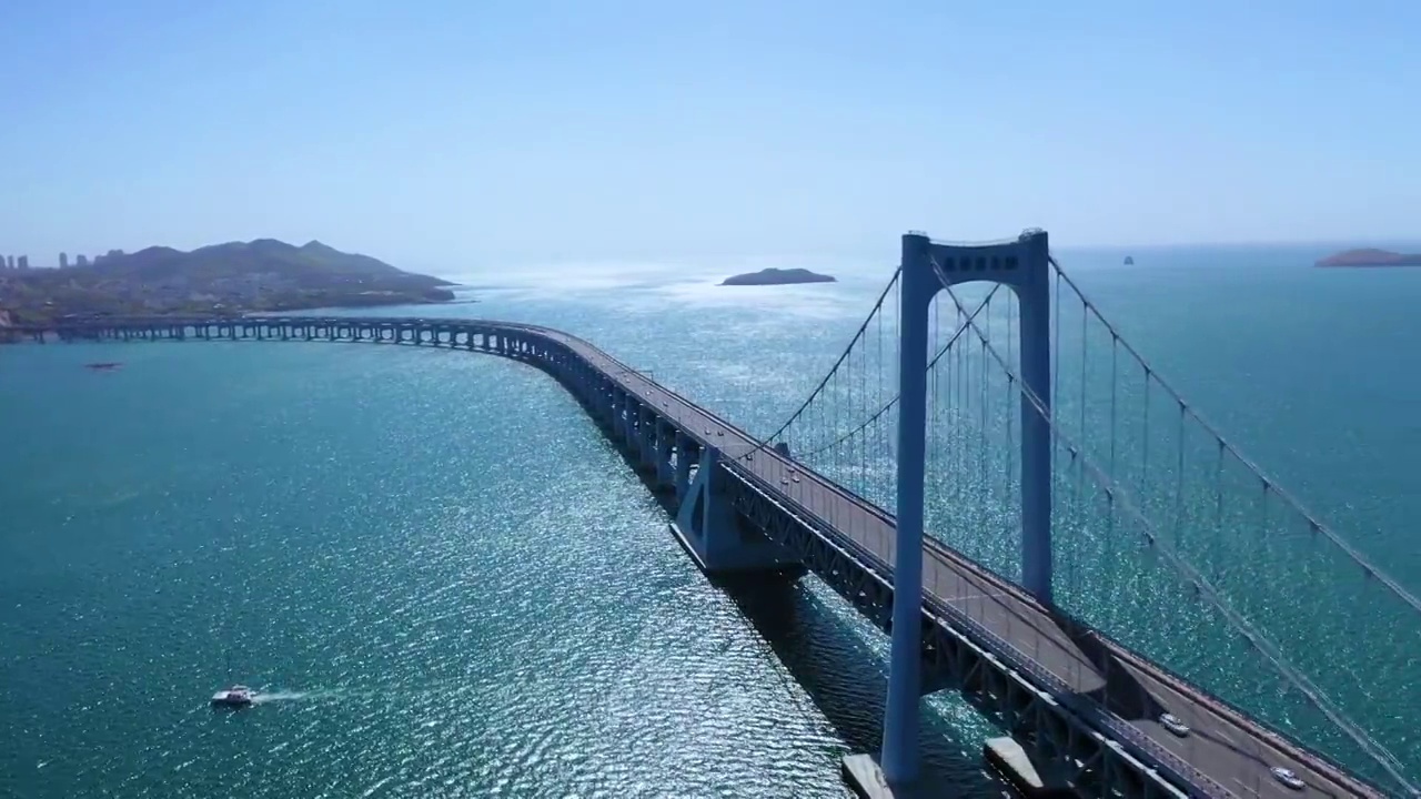4K高空航拍大连星海湾跨海大桥车流视频下载