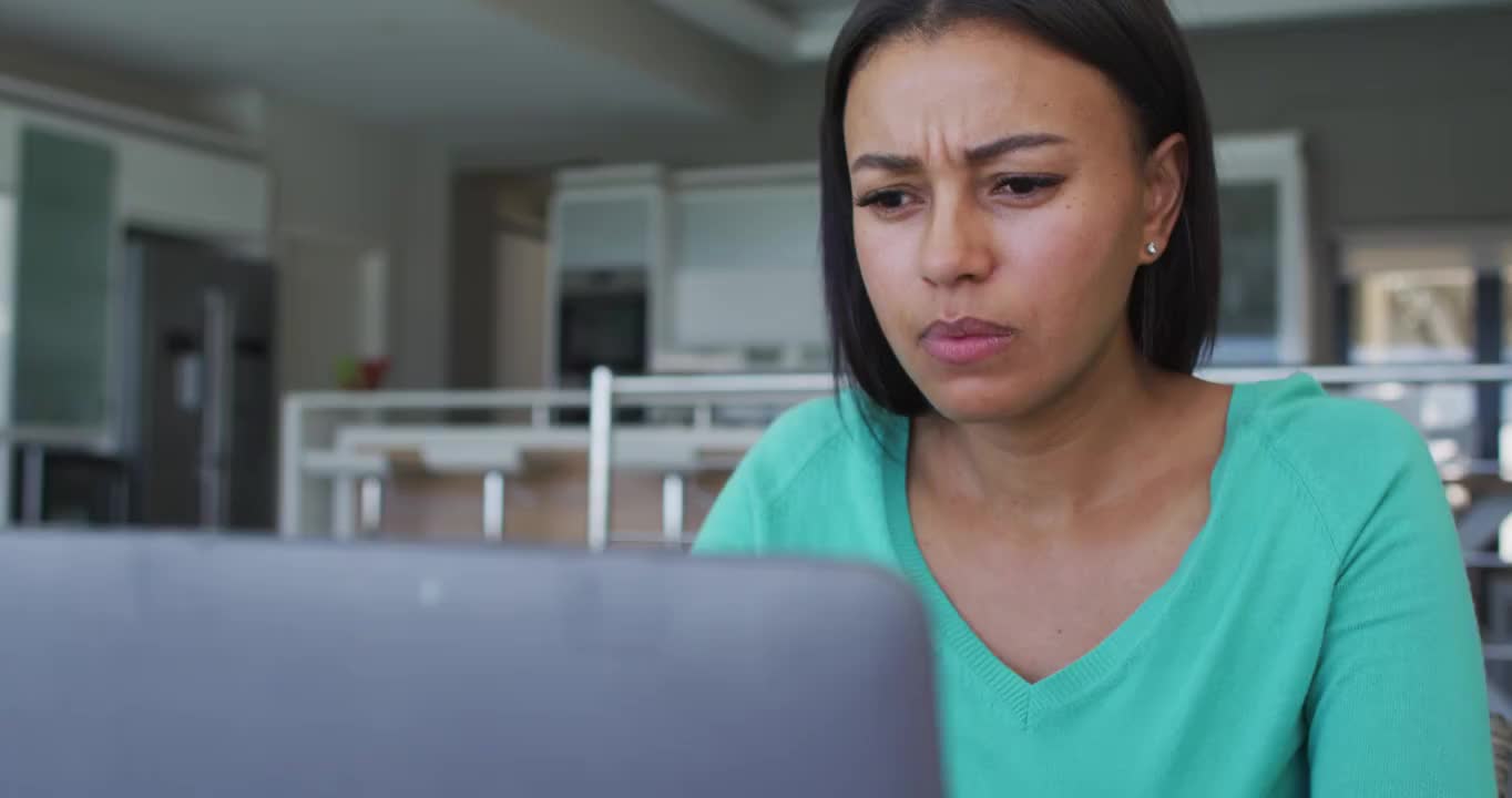 非裔美国妇女在家工作时使用笔记本电脑视频素材