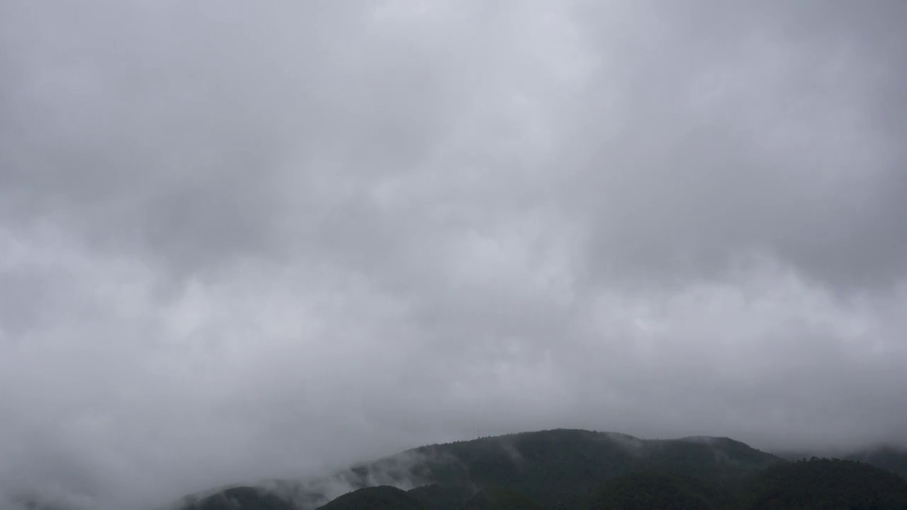 乌云下雨延时视频素材