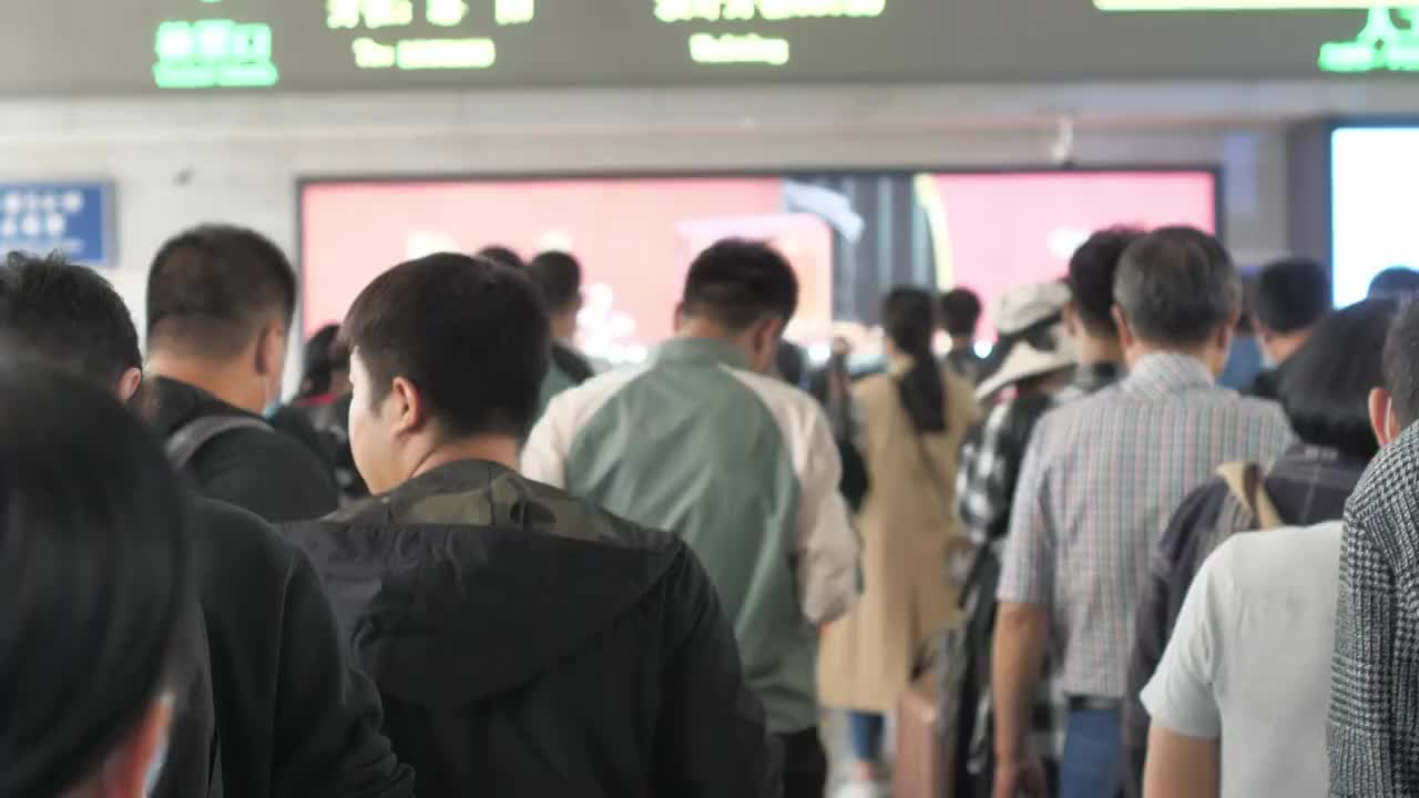 4k高清视频北京西站车站人流攒动人来人往视频素材