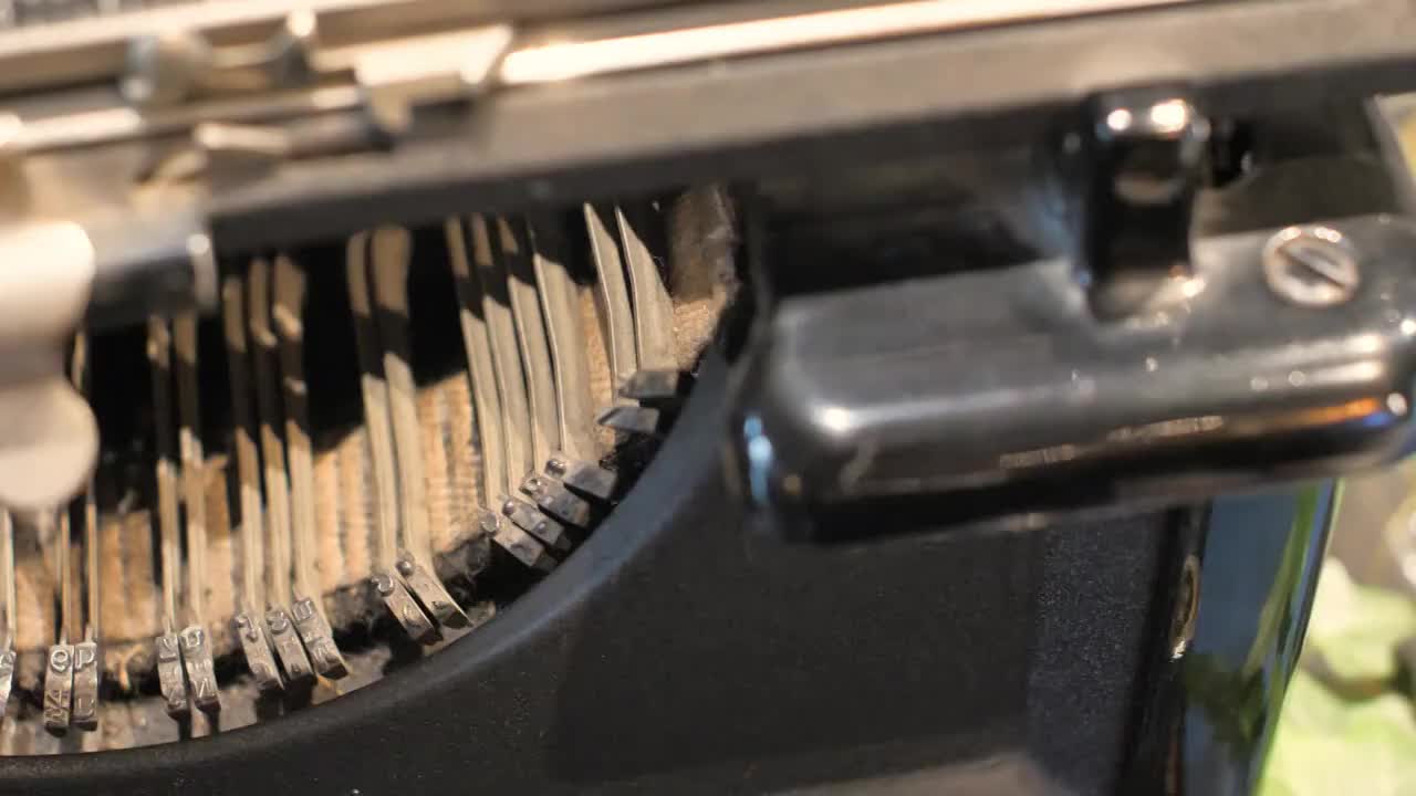 4k高清视频操作古老打字机机器视频素材