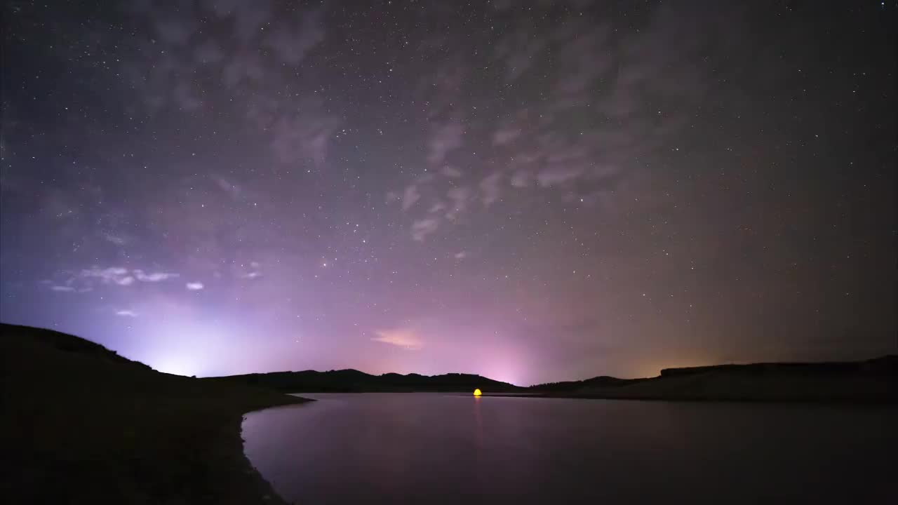 湖面映着夏季银河的倒影，一颗飞火流星划空而过视频素材