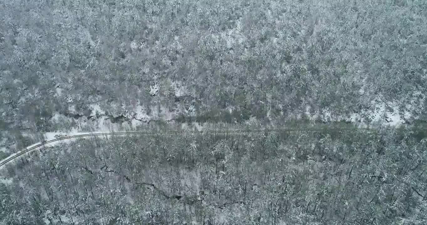 航拍大兴安岭端天气降雪山林公路雾凇视频素材