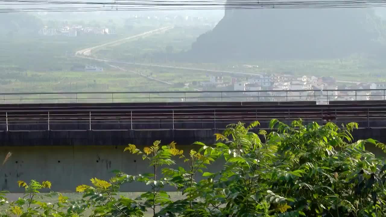 贵广高铁和谐号高速列车驶过广西桂林阳朔幸福源特大桥视频素材