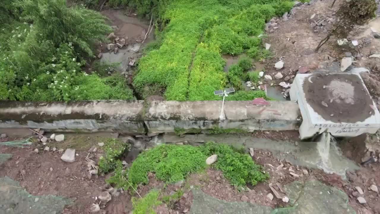 泄漏的污水管道正在污染水源视频素材