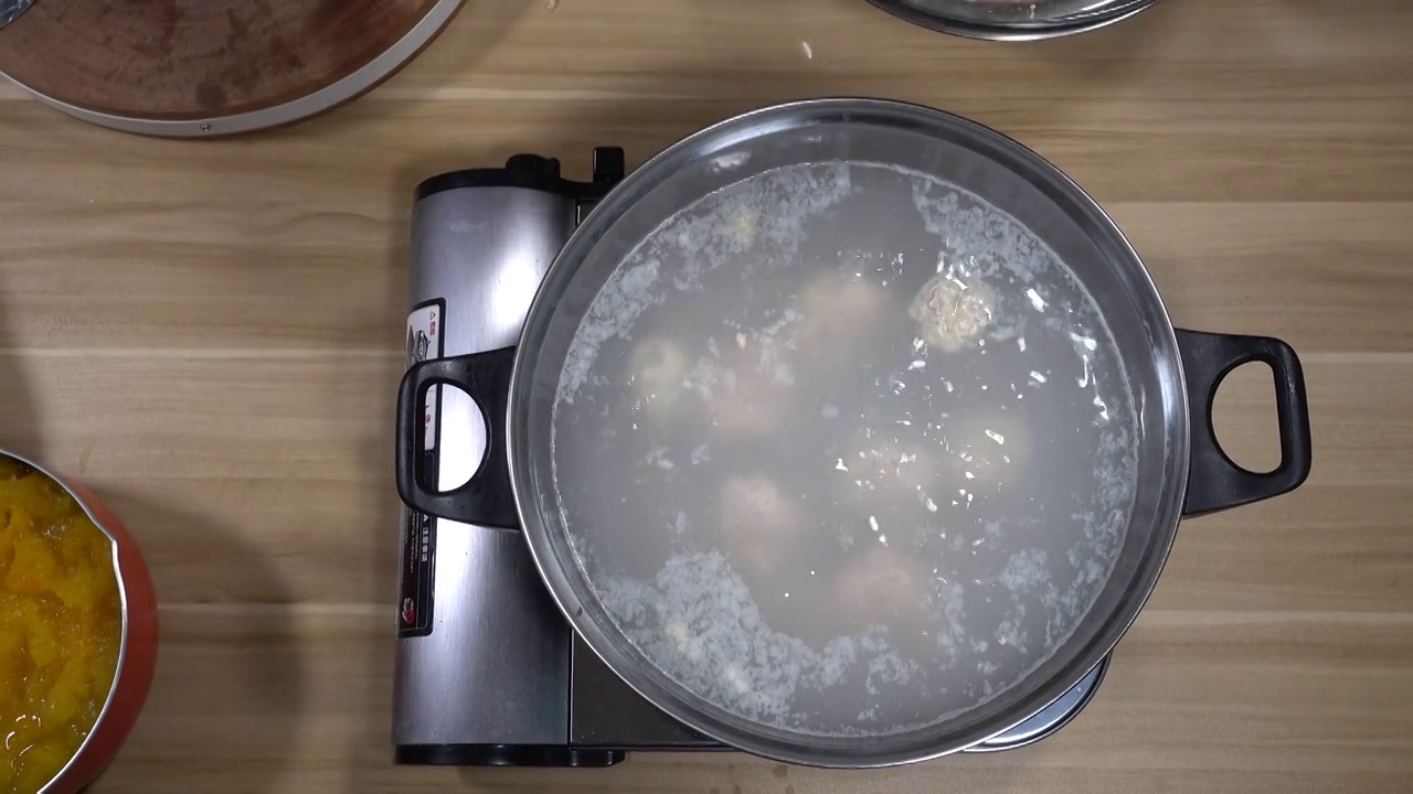 水煮猪肉丸汤视频素材