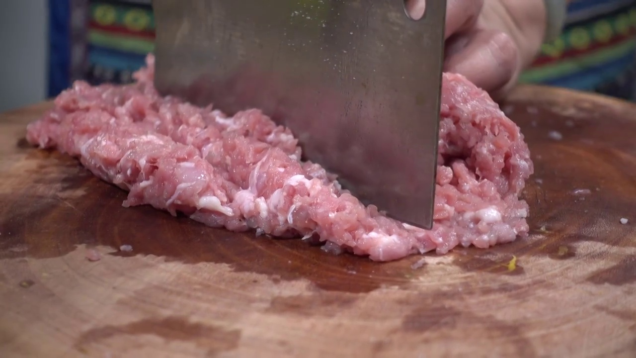 包饺子剁肉馅制作猪肉馅视频素材