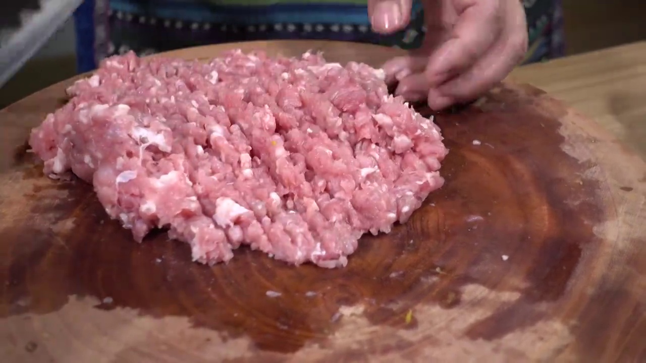 包饺子剁肉馅制作猪肉馅视频素材