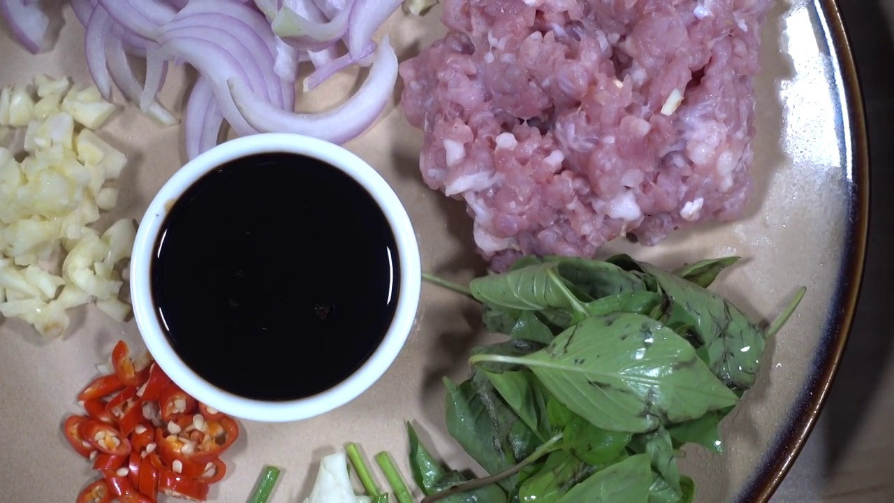 菠菜肉丸汤食材准备视频素材
