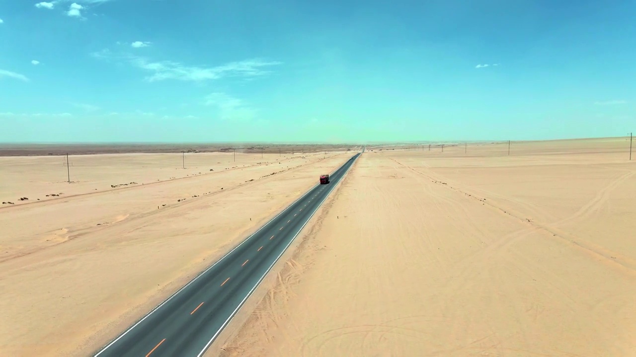 航拍中国最美公路荒凉壮阔的国道315视频素材