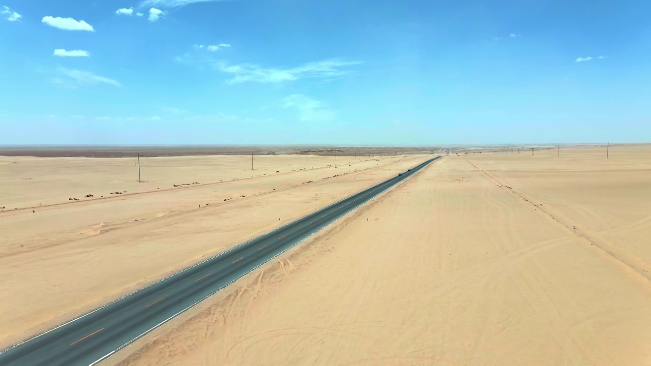 航拍中国最美公路荒凉壮阔的国道315视频素材