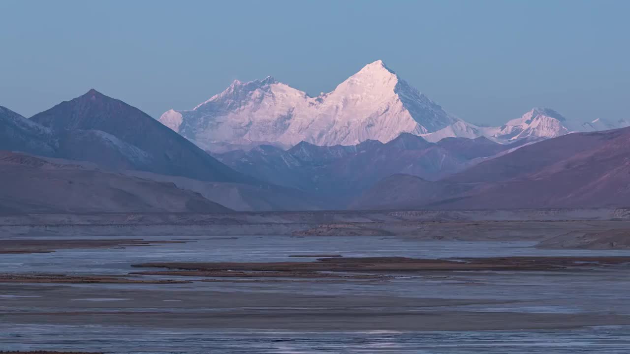 珠穆朗玛峰与洛子峰的日照金山视频素材
