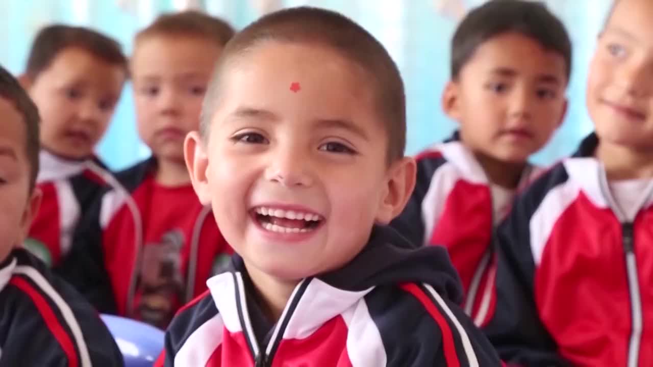 新疆维族儿童注视镜头开心的笑容近景视频素材