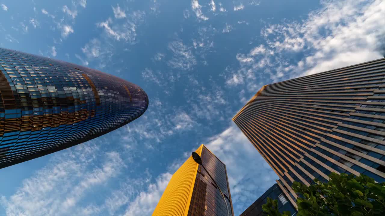 北京丽泽商务区摩天大楼间云彩流动视频素材