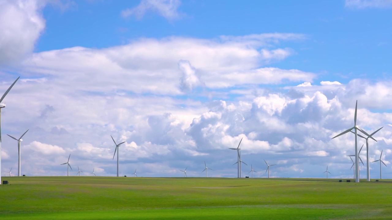 中国内蒙古乌兰察布辉腾锡勒草原上的风电场风车视频素材