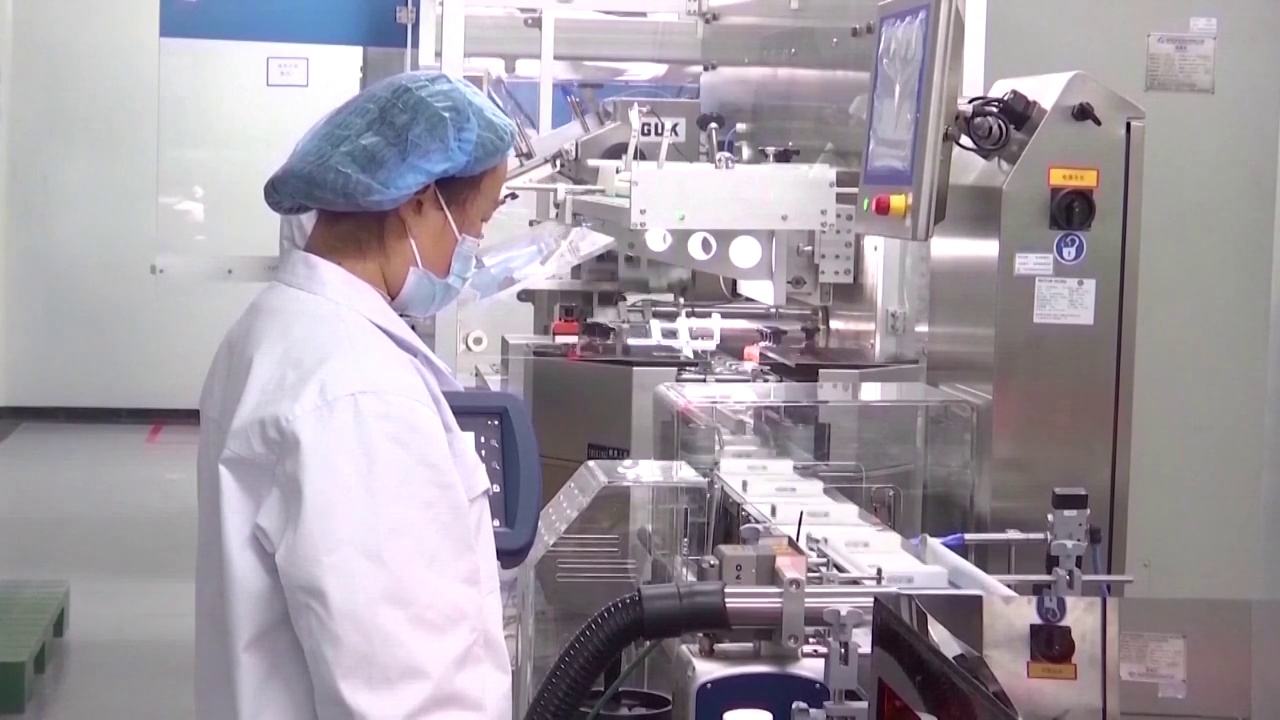 新冠疫苗生产流水线镜头视频素材