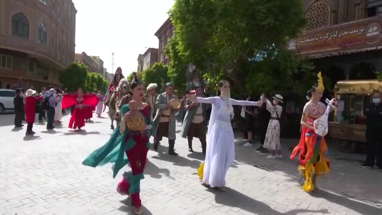 新疆维族人民幸福生活场景视频素材