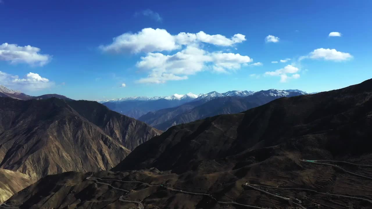 航拍西藏昌都市八宿县怒江七十二拐及业拉山视频素材