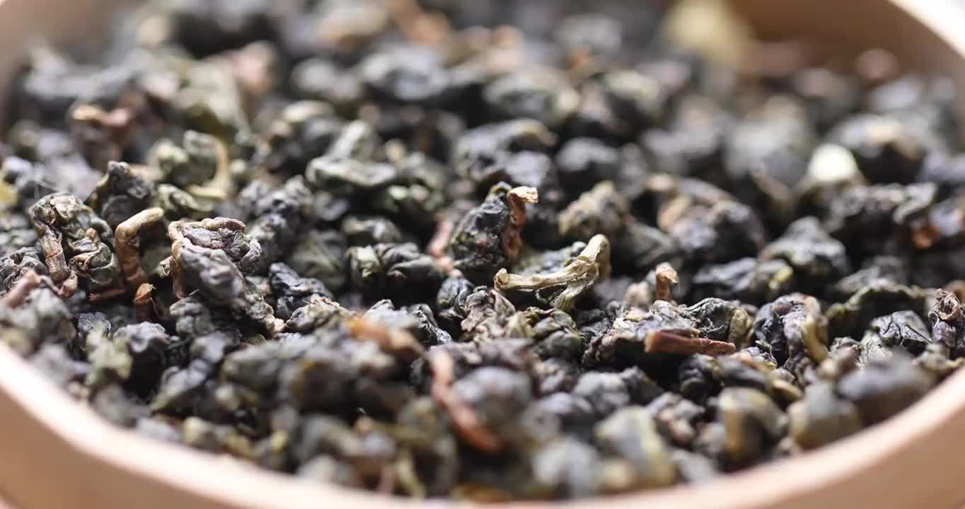 乌龙茶茶叶落下在茶杯中视频下载