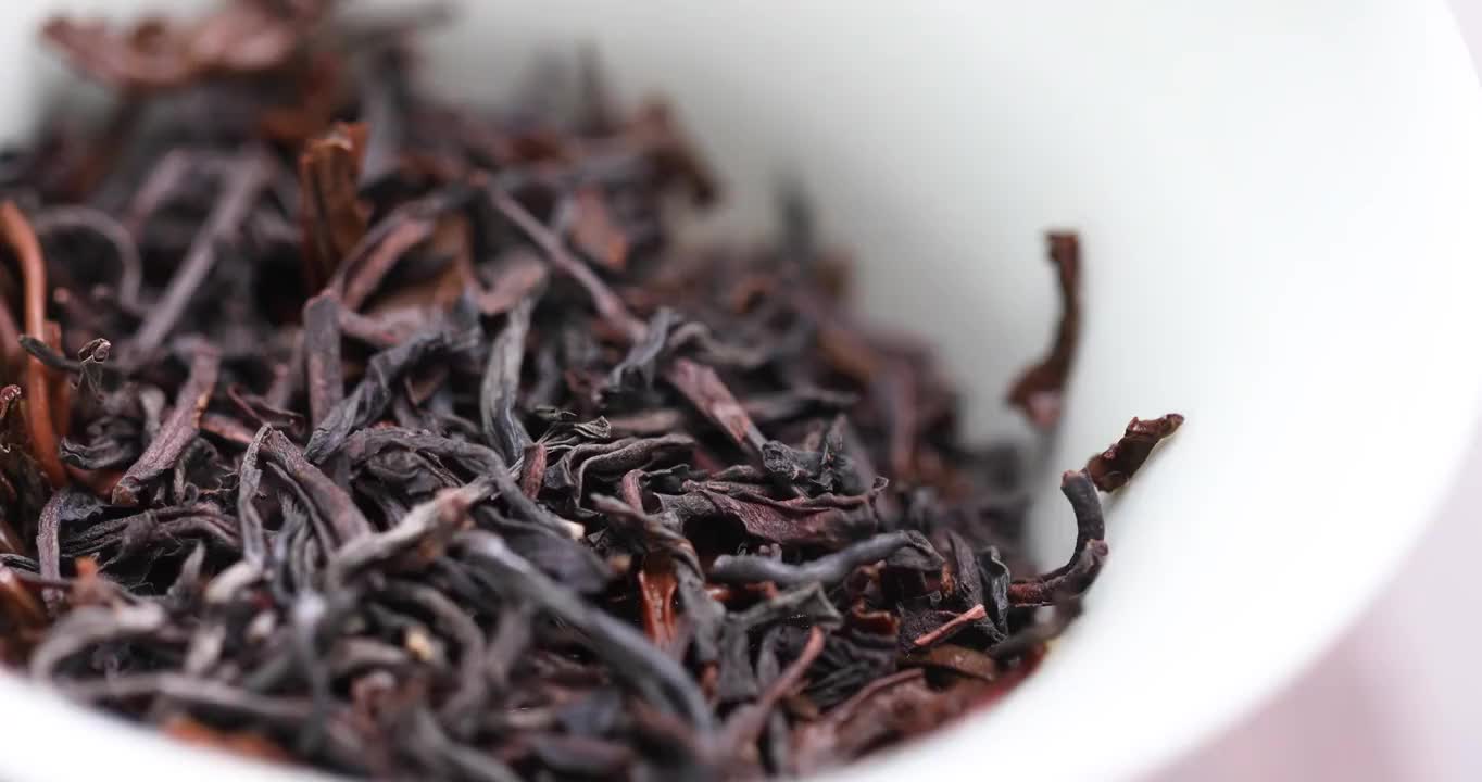 红茶茶叶倒在茶杯中视频下载