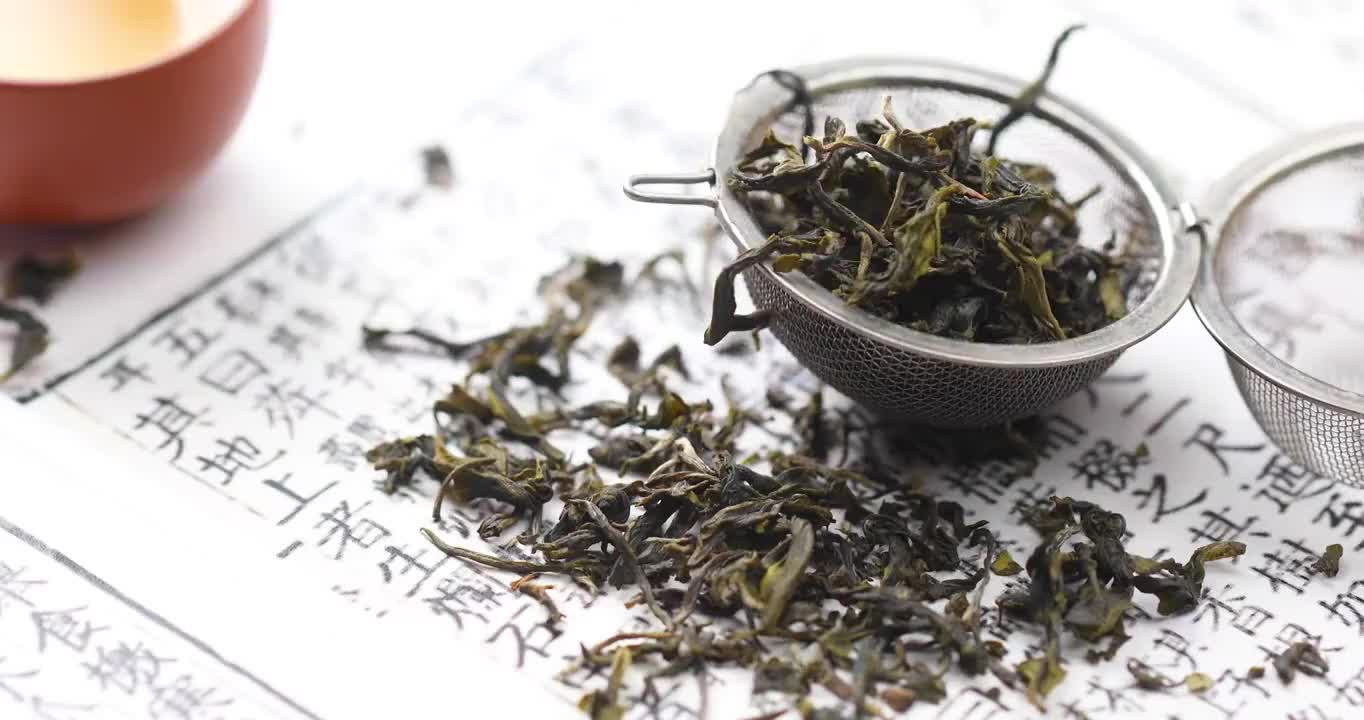 绿茶茶叶落下在滤网中视频下载